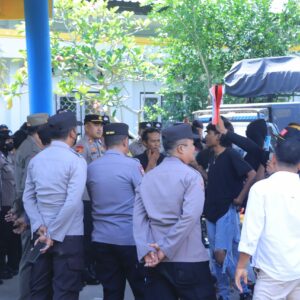 Polres Sumbawa Barat Berikan Pengamanan pada Aksi Unjuk Rasa Kelompok Masyarakat (FPT) di Kantor Dinas PUPR