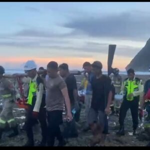 Polsek Sekongkang Bersama Tim Resque PT. AMNT Evakuasi Pemancing Terseret Ombak di Tanjung Mangkun Pantai Tropical