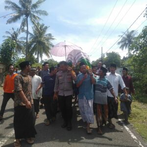 Bentuk Rasa Bela Sungkawa, Bhabinkamtibmas Desa Tatar Iringi Jenazah Warga Binaan ke Pemakaman