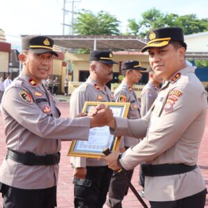 Polres Sumbawa Gelar Upacara Hari Kesadaran Nasional dan Berikan Penghargaan kepada Personel Berprestasi