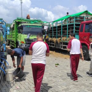 Polres Lombok Barat Salurkan Air Bersih untuk Ternak di Pelabuhan Gilimas
