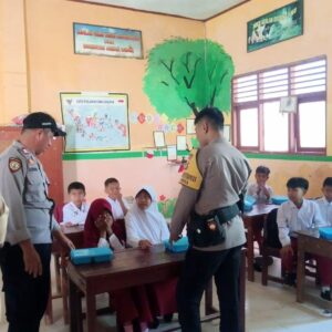 Polsek Madapangga Kawal Pemberian Makan Gratis Bergizi di Wilayah Kecamatan Madapangga