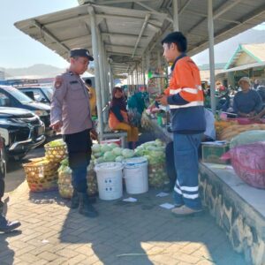 Piket Polsek Maluk Gelar Patroli Dialogis Pasar, Warga Diimbau Waspada Modus Penipuan Online