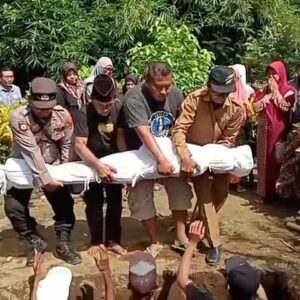 Anggota Polsek Buluspesantren Ikut Menggali Makam demi Bantu Sahabatnya