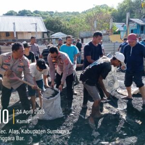 Sinergi TNI-Polri, Muspika, Pelajar, dan Warga Bersihkan Puing Kebakaran di Dusun Dalam Alas