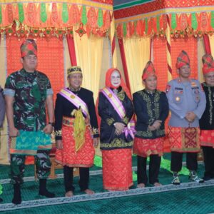 Kapolres Sumbawa Barat Hadiri Penganugerahan Gelar Adat “Sampongo” untuk Bupati dan Wakil Bupati