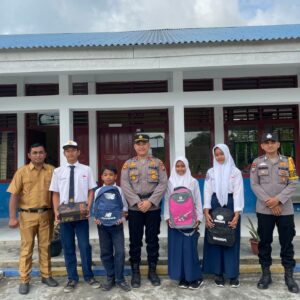 Dedikasi Ipda Ripal: Perhatikan Pendidikan Anak hingga Fasilitasi Warga yang Kesulitan Mengurus Administrasi