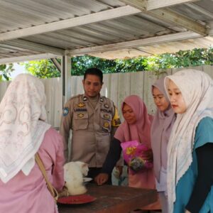 Bhabinkamtibmas Menala Dampingi Puskeswan Lakukan Vaksinasi Hewan Peliharaan
