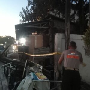 Polsek Sape Sigap Bantu Padamkan Kebakaran Rumah Makan di Desa Naru