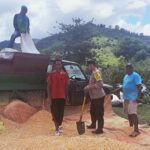 Bantu Proses Penggilingan Jagung Warga Upaya Bhabinkamtibmas Polsek Monta Sukseskan Ketahanan Pangan Nasional