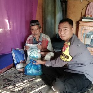 Bhabinkamtibmas Nanga Tumpu Salurkan Bantuan dan Tekankan Pentingnya Keamanan Warga