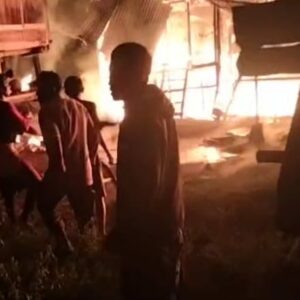 Personel Polsek Parado dan Masyarakat Bantu Padamkan Kebakaran Rumah di Desa Parado Kuta