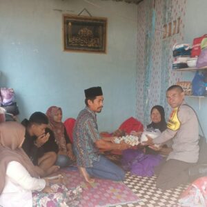 Empati dan Peduli Terhadap Sesama, Bhabinkamtibmas Polsek Woha Salurkan Bantuan Sembako Bagi Korban Kebakaran