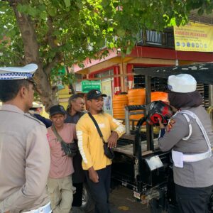 Sat Lantas Polres Bima Kota Sosialisasikan Kamseltibcarlantas kepada Pengemudi Roda Tiga