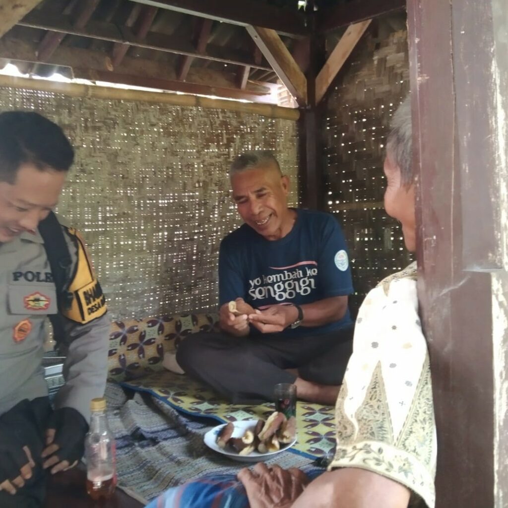 Bhabinkamtibmas Dorong Pemanfaatan Pekarangan untuk Ketahanan Pangan di Desa Batulayar Barat