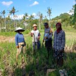 Bhabinkamtibmas Desa Giri Tembesi Dukung Ketahanan Pangan dengan Sambang ke Petani