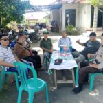 Bhabinkamtibmas Desa Terong Tawah Dukung Ketahanan Pangan Melalui Gotong Royong dan Pengecekan Lahan