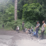 Bhabinkamtibmas Batu Lanteh Dampingi Gotong Royong Perbaikan Jalan Rusak di Desa Batu Dulang