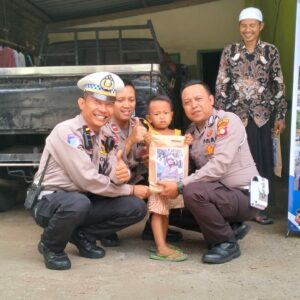 Polres Lombok Barat Gelar Program Lantas Berbakat: Edukasi Keselamatan Berlalu Lintas di Dusun Embung