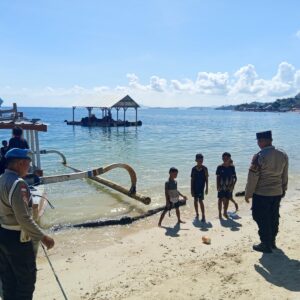 Patroli Polisi Amankan Pantai Elak-Elak Lombok Barat