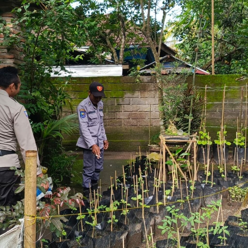 Polsek Kuripan Dorong Ketahanan Pangan Lewat Kunjungan Warga