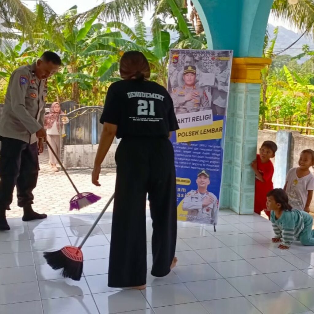 Polsek Lembar Gelar Bakti Religi: Sinergi Polri dan Warga Jaga Kebersihan Musholla