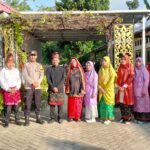 Peringati Hardiknas 2025, Bhabinkamtibmas Tapir Ikut Upacara di SDN Tapir: Wujud Nyata Kepedulian Terhadap Pendidikan