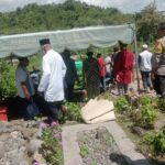 Bhabinkamtibmas Desa Beru Turut dalam Pemakaman Warga di Desa Binaannya