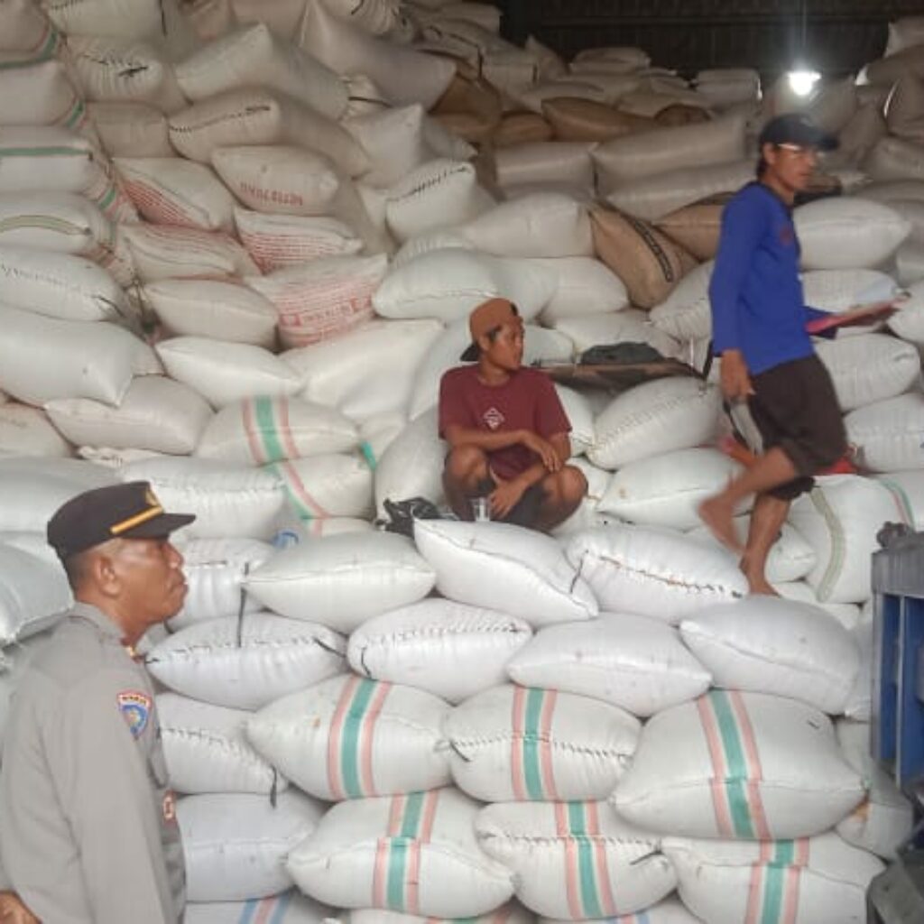 Sat Binmas Polres Bima Kota Himbau Pengatur Lalu Lintas di Depan Gudang Pelabuhan Bima Atur Keluar Masuk Truk agar Tak Ganggu Jalan Umum
