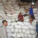 Sat Binmas Polres Bima Kota Himbau Pengatur Lalu Lintas di Depan Gudang Pelabuhan Bima Atur Keluar Masuk Truk agar Tak Ganggu Jalan Umum