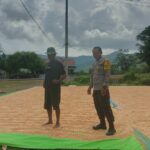 Bhabinkamtibmas Desa Riwo Pantau Panen Jagung Warga Dukung Program Ketahanan Pangan Menuju Indonesia Emas 2045
