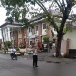 Sat Lantas Polres Bima Kota Laksanakan Kegiatan Rawan Pagi, Bantu Anak Sekolah Menyeberang Jalan