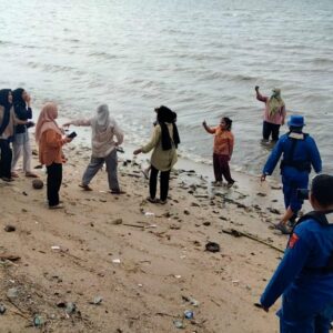 Hari Libur, Satpolairud Polres Bima Laksanakan Pengamanan Wisata Pantai Kalaki