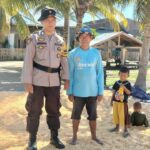 Kawal dan Dukung Penuh Program Ketahanan Pangan Nasional , Bhabinkamtibmas Polsek Soromandi Bantu Proses Pengeringan Jagung Warga