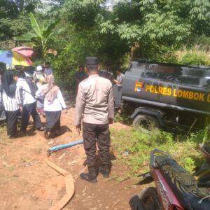 Polsek Khayangan Salurkan Air Bersih di Rumah Warga Terkena Musibah Lakalantas an.KELUARGA IBU SAHANI