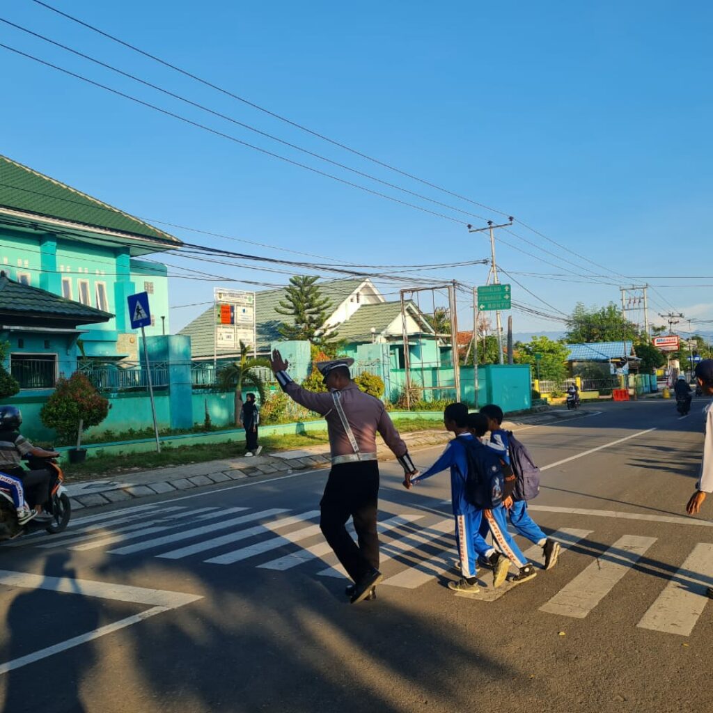 Sat Lantas Polres Bima Kota Laksanakan Rawan Pagi/Strong Point Guna Antisipasi Kemacetan dan Laka Lantas