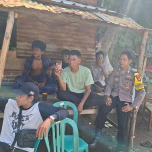 Peran Polri Sukseskan Swasembada Pangan Nasional, Bhabinkamtibmas Polsek Soromandi Polres Bima Bantu Kegiatan Petani