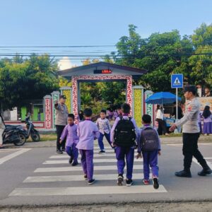 Ciptakan Kondisi Nyaman, Polsek Sekongkang Gelar Giat Rawan Pagi di Sekolah