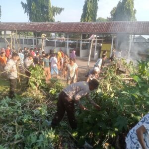 Polsek Tanjung Bersama Masyarakat Gelar Aksi Bersih Pasar dalam Rangka Bulan Bakti Gotong Royong