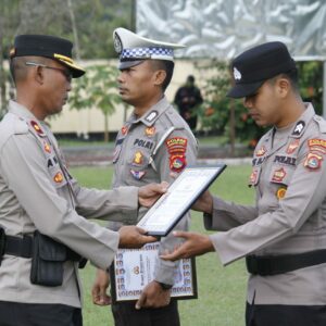 Toreh Prestasi, Tiga Anggota Polres Sumbawa Barat Terima Penghargaan