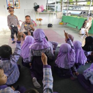 Sat Binmas Laksanakan “Police Goes to School” di RA Muslimat Tanjung, Kenalkan Profesi Polri dan Bahaya Narkoba Sejak Usia Dini