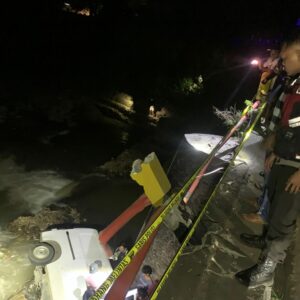 Mobil Ekspedisi Terjun ke Sungai, Polsek Kayangan Respon Cepat Olah TKP Kecelakaan