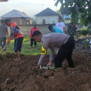 Bhabinkamtibmas Desa Manemeng Bersama Pemerintah Kecamatan Gotong Royong Membuat Kebun PKK/P2L