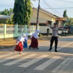 Personel Polsek Lambu Polres Bima Kota Laksanakan Rawan Pagi di Jalan Lintas Desa Sumi
