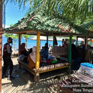 Patroli Samapta Polres Sumbawa Barat Imbau Masyarakat Jaga Keselamatan di Tempat Wisata