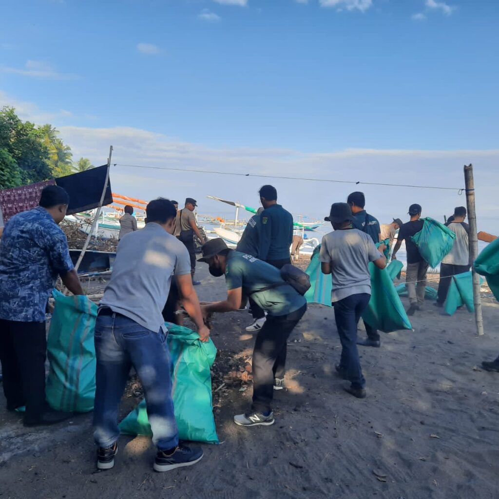 *Sambut Hari Bhayangkara ke-79, Polres Lombok Utara Gelar Aksi Bersih Pantai di Dusun Kerakas