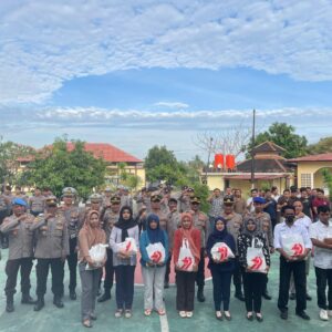 Sambut Hari Bhayangkara ke-79, Kapolres Lombok Utara Bagikan Sembako untuk Pegawai Harian Lepas