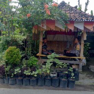 Bhabinkamtibmas Kuripan Dukung Ketahanan Pangan Lewat Edukasi Warga