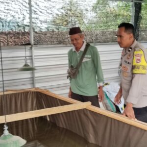 Bhabinkamtibmas Lembar Selatan Dorong Warga Manfaatkan Pekarangan