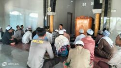 Jaga Kondusifitas Kamtibmas, Kapolsek Sekongkang Sholat Dzuhur Berjamaah Bersama Tokoh Agama